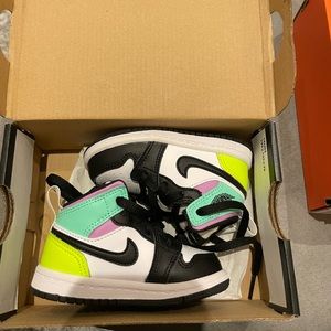 Jordan 1 Mid
Pastel Black Toe